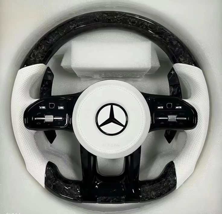 Volante Mercedes-AMG – Fibra de Carbono Forjada y Cuero Blanco