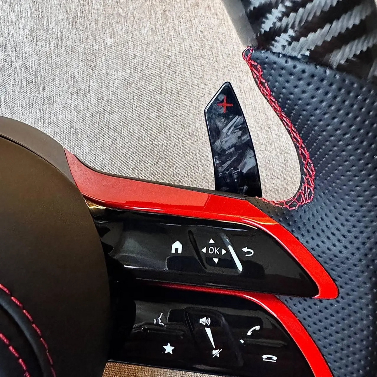 Volante Mercedes-AMG Carbono | Cuero Perforado, Costuras Rojas y Levas de Carbono