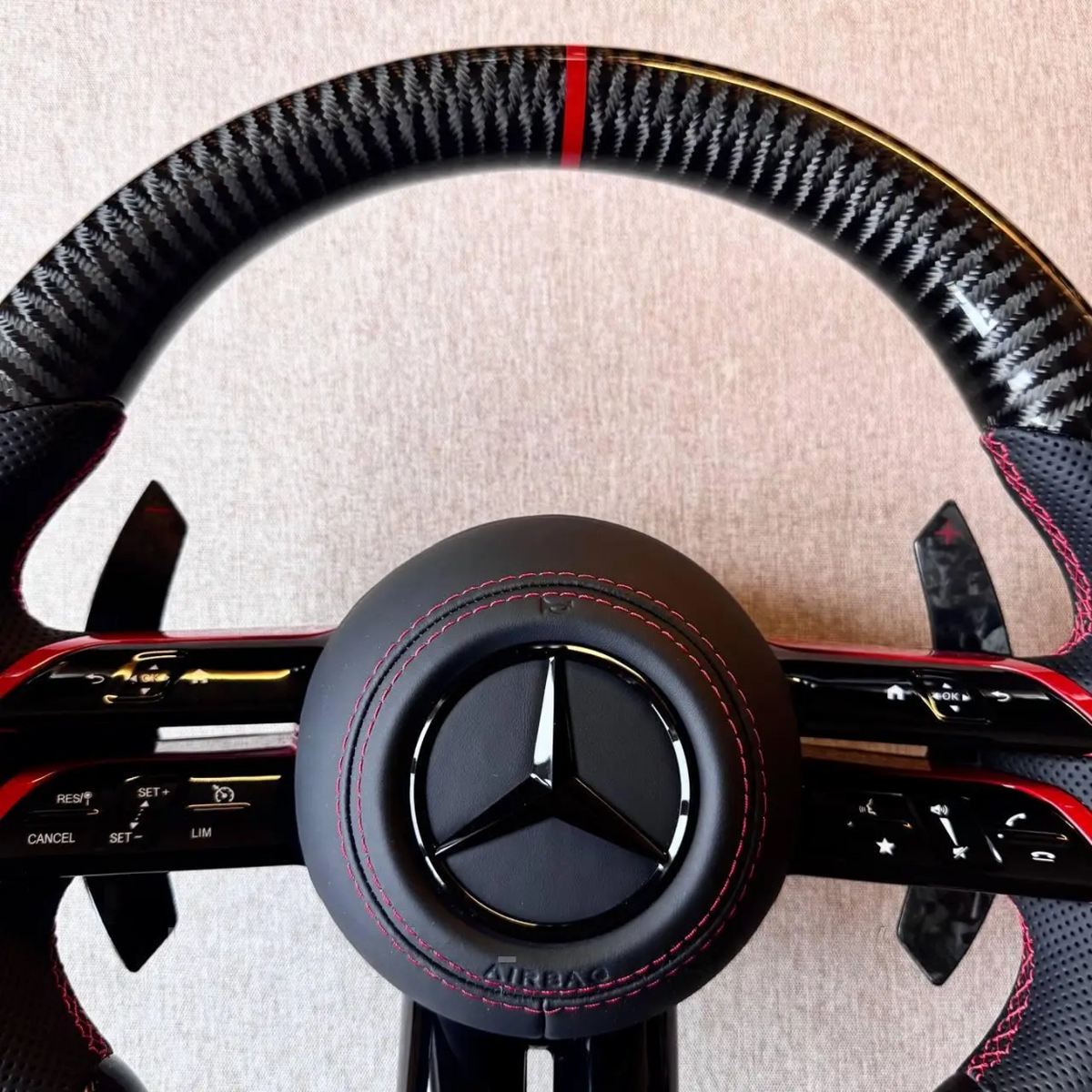 Volante Mercedes-AMG Carbono | Cuero Perforado, Costuras Rojas y Levas de Carbono