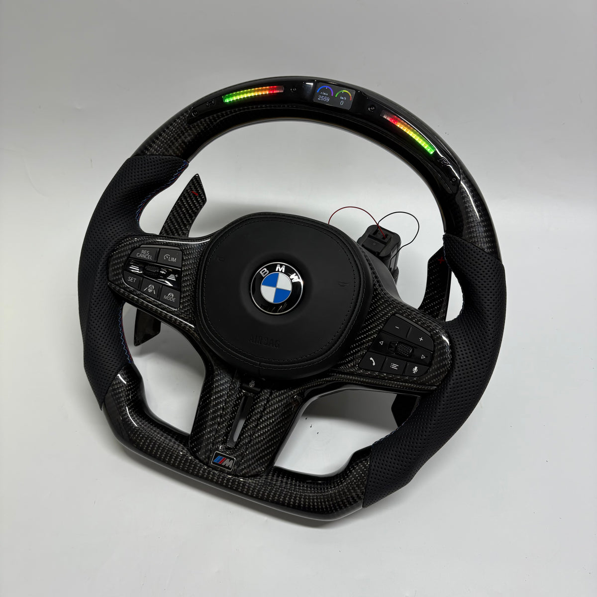 Volante BMW M Personalizado en Fibra de Carbono, Cuero Perforado y Pantalla LED con Airbag Incluido