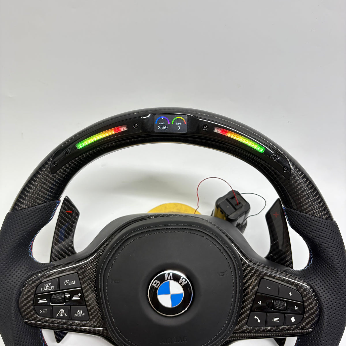 Volante BMW M Personalizado en Fibra de Carbono, Cuero Perforado y Pantalla LED con Airbag Incluido