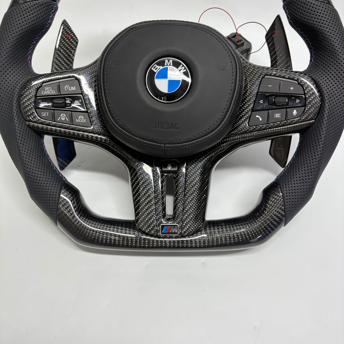Volante BMW M Personalizado en Fibra de Carbono, Cuero Perforado y Pantalla LED con Airbag Incluido
