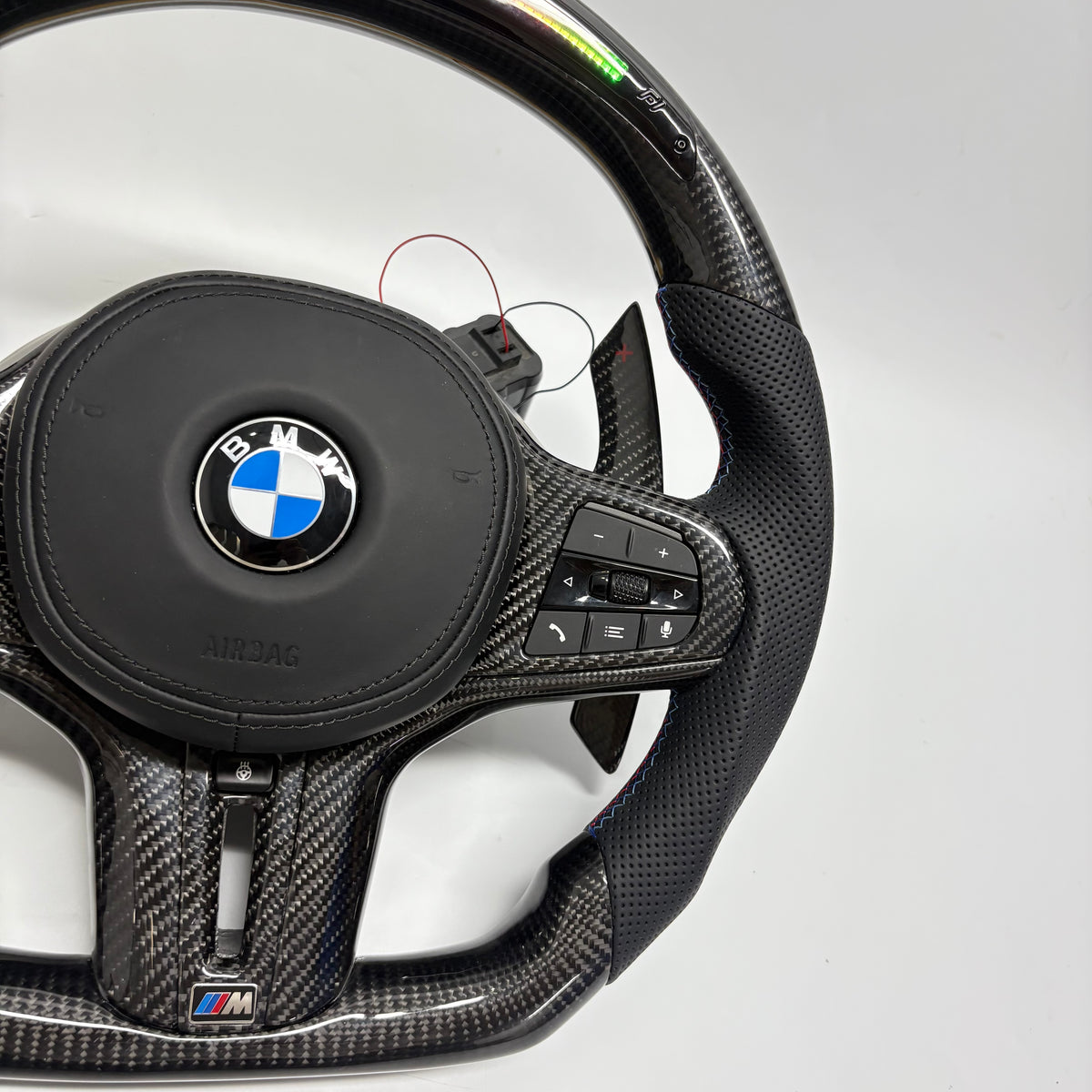 Volante BMW M Personalizado en Fibra de Carbono, Cuero Perforado y Pantalla LED con Airbag Incluido
