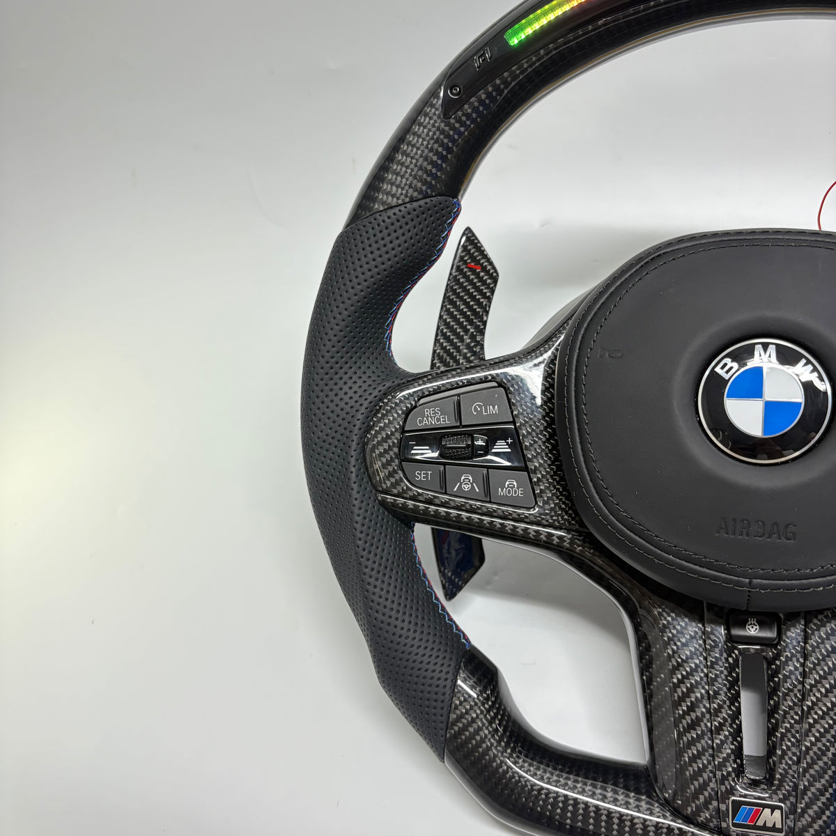 Volante BMW M Personalizado en Fibra de Carbono, Cuero Perforado y Pantalla LED con Airbag Incluido