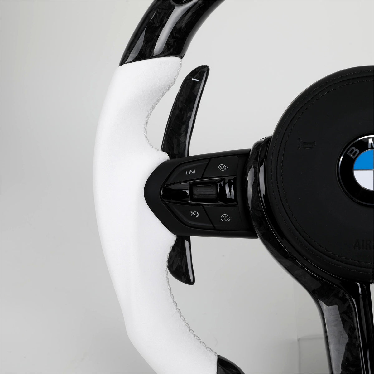 Volante BMW M Performance en Fibra de Carbono y Cuero Blanco con Race Display, Levas y Botones M1/M2
