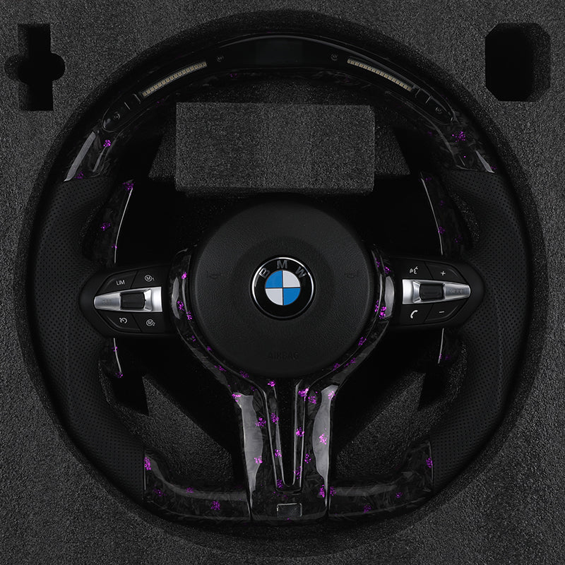 Volante BMW M Performance Estilo Racing en Fibra de Carbono con Flakes Morados, Cuero Perforada, Race Display y Levas