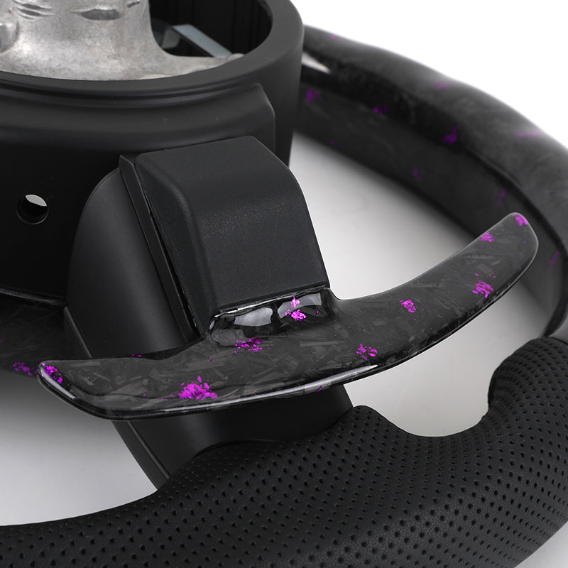 Volante BMW M Performance Estilo Racing en Fibra de Carbono con Flakes Morados, Cuero Perforada, Race Display y Levas