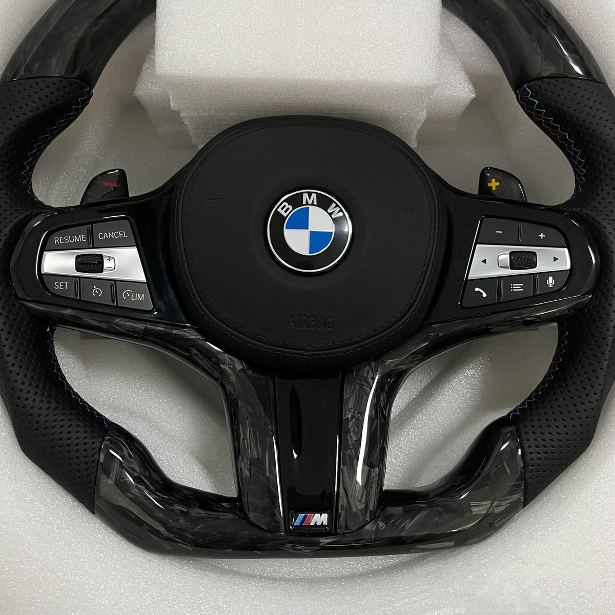 Volante BMW M Deportivo en Carbono Forjado y Piel Perforada | Marcador Bicolor, Levas de Cambio, Fondo Plano y Airbag