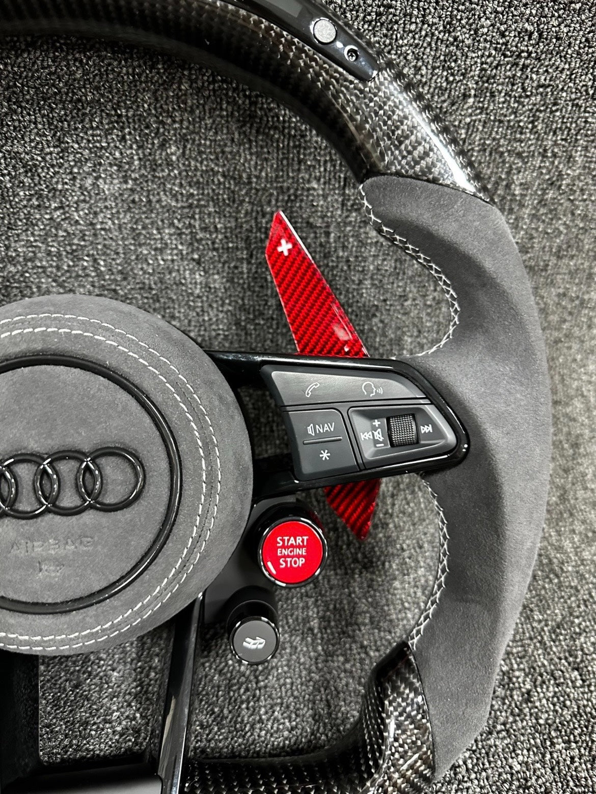 Volante Audi RS Performance en Fibra de Carbono y Alcantara con Levas Rojas, Pantalla LED,  Multifunción y Drive Select