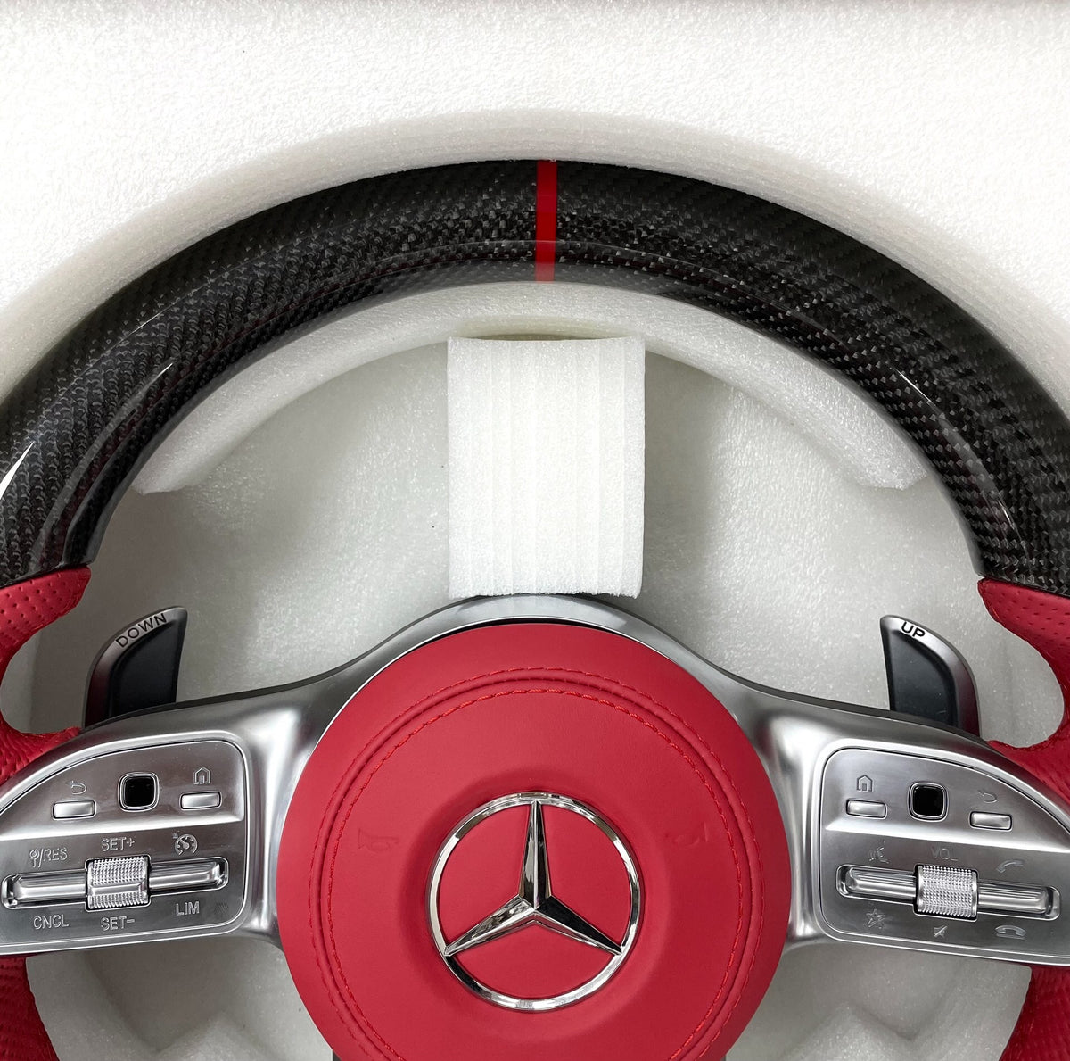 Volante Mercedes-AMG Performance en Fibra de Carbono y Cuero Rojo Perforado | Levas, Multifunción, Airbag Rojo y Marcador Central