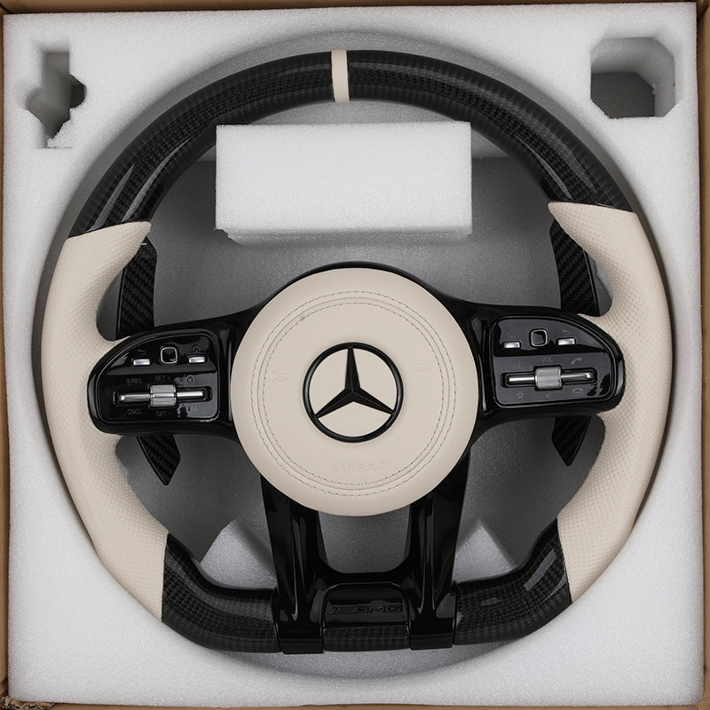 Volante Mercedes-AMG en fibra de carbono y piel blanca perforada con airbag incluido