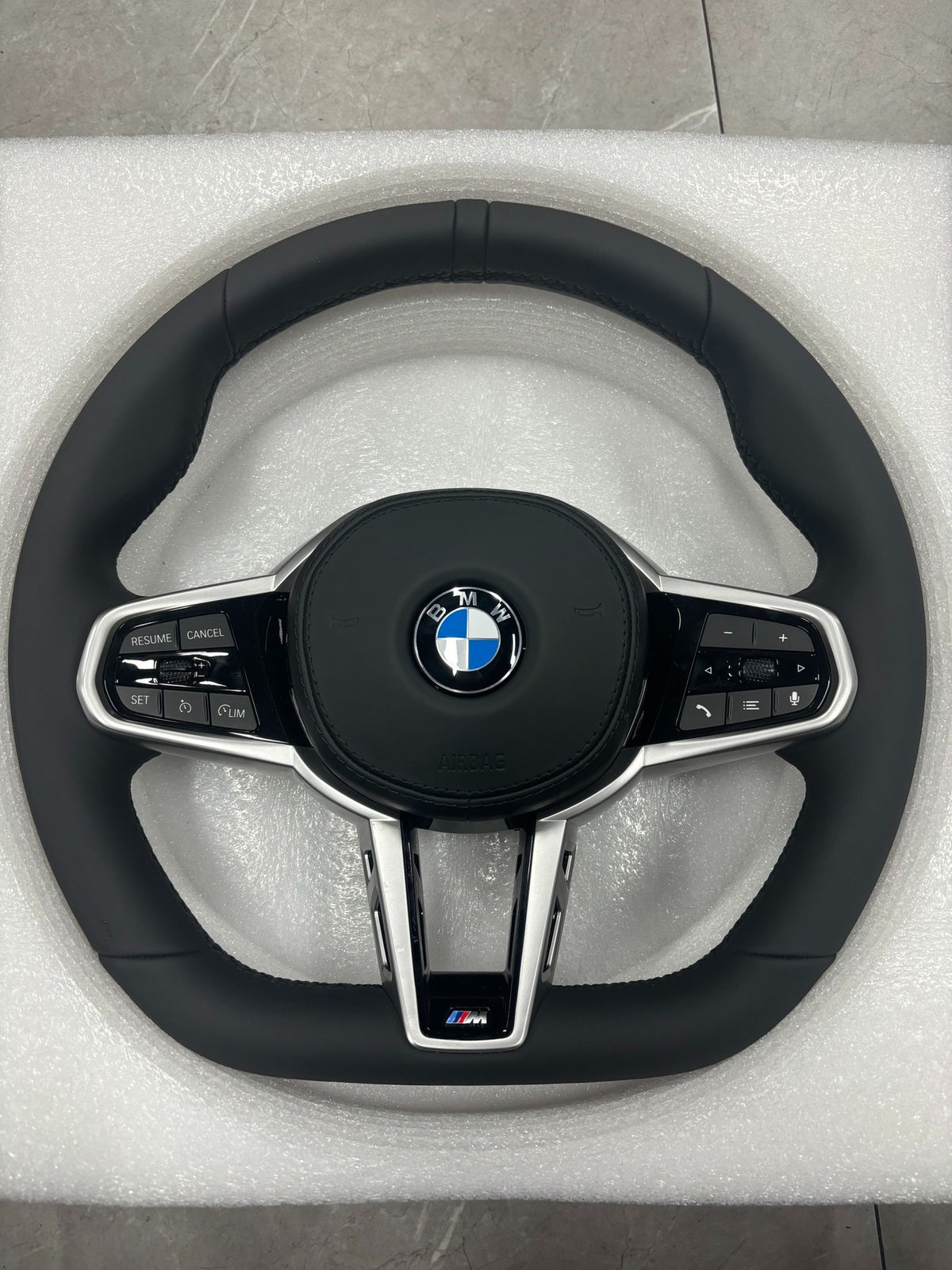 Volante BMW M Deportivo en Piel Negra | Fondo Plano, Mandos Multifunción, Detalles Plateados y Airbag