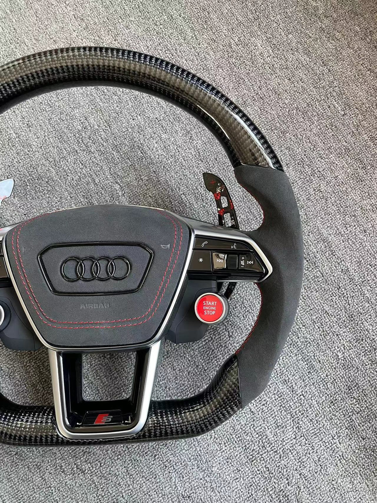 Volante Audi S Deportivo en Fibra de Carbono y Alcántara Negro | Costuras Rojas, Levas, Drive Select, Start/Stop y Airbag