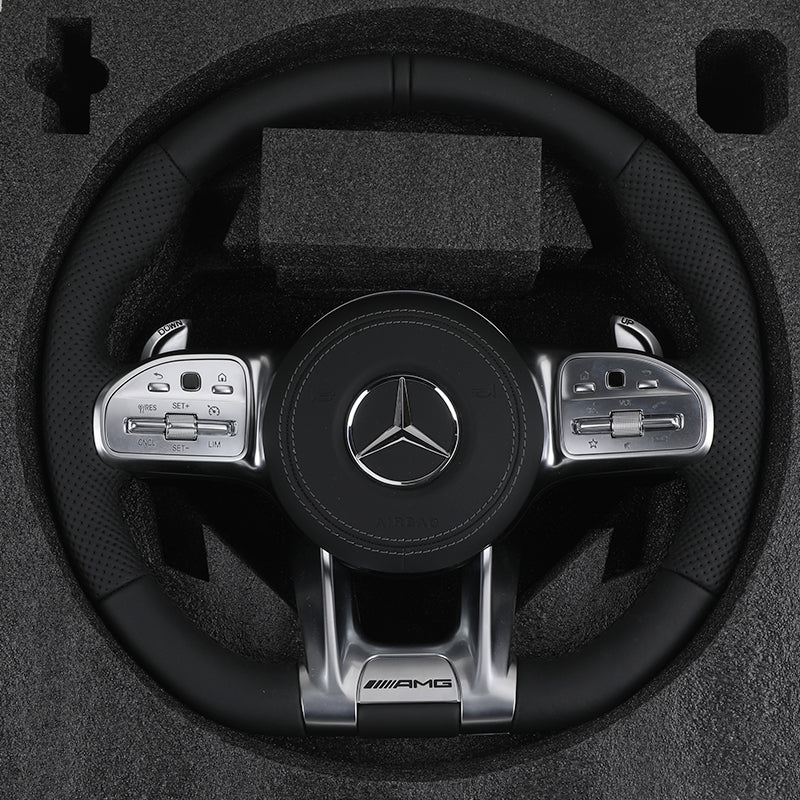 Volante Mercedes-AMG Edition en Cuero Negro Perforado con Levas, Multifunción y Acabado Plateado