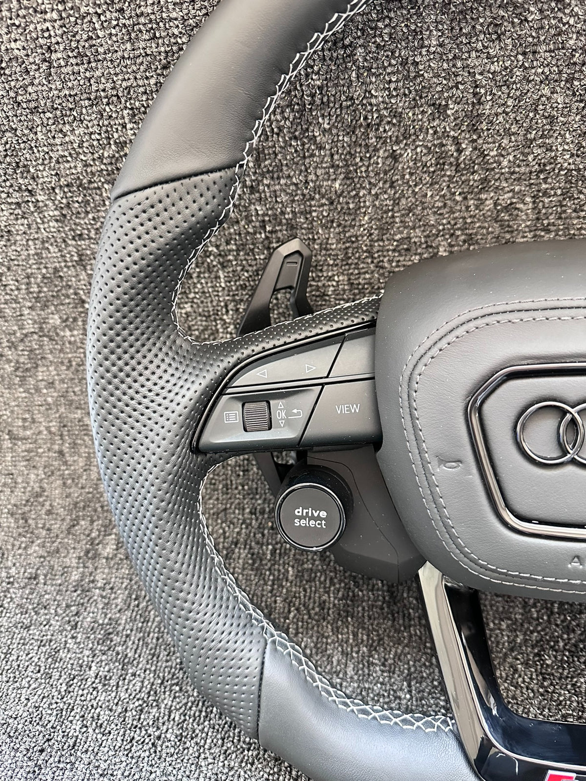 Volante Deportivo Audi RS de Cuero Negro Perforado con Drive Select, Start Engine Stop, Levas y Airbag Incluido