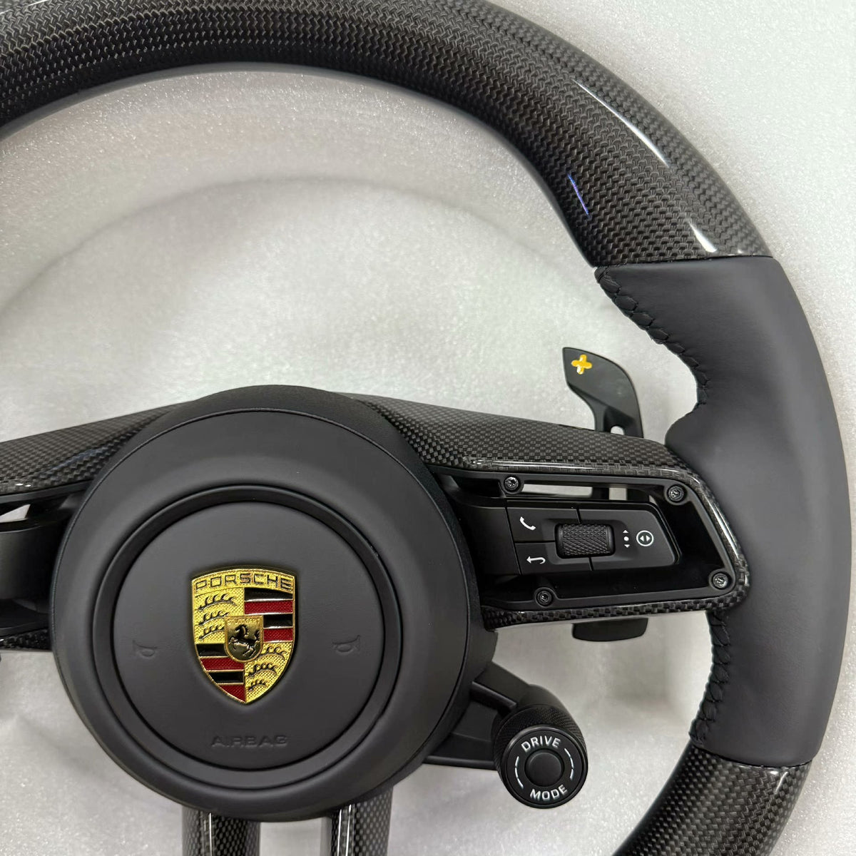 Volante Porsche Performance en Fibra de Carbono y Cuero Negro con Levas, Multifunción y Drive Mode