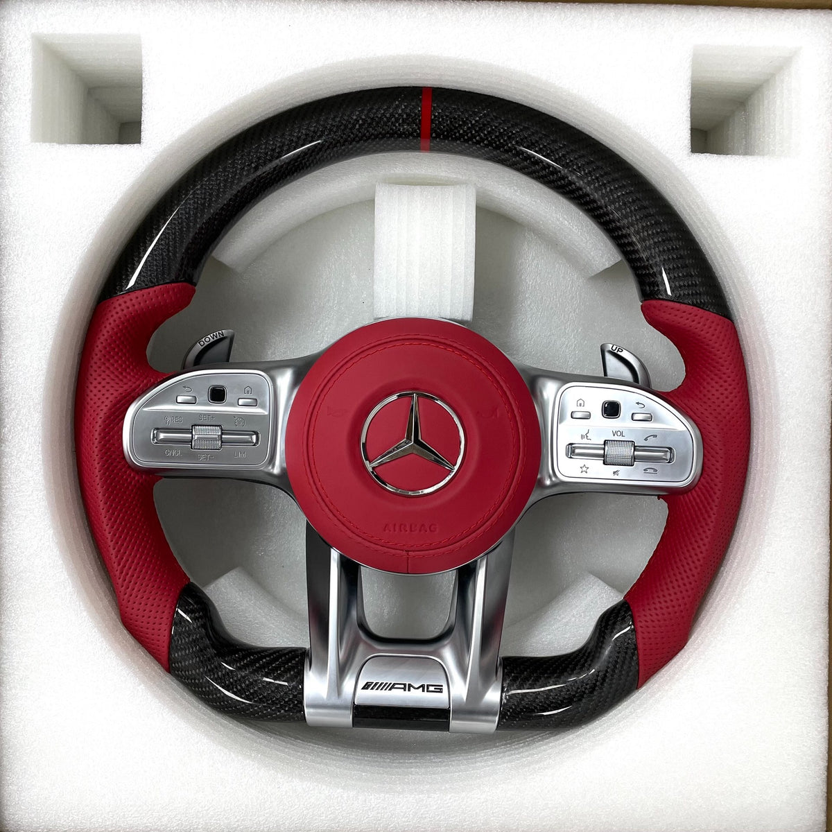 Volante Mercedes-AMG Performance en Fibra de Carbono y Cuero Rojo Perforado | Levas, Multifunción, Airbag Rojo y Marcador Central