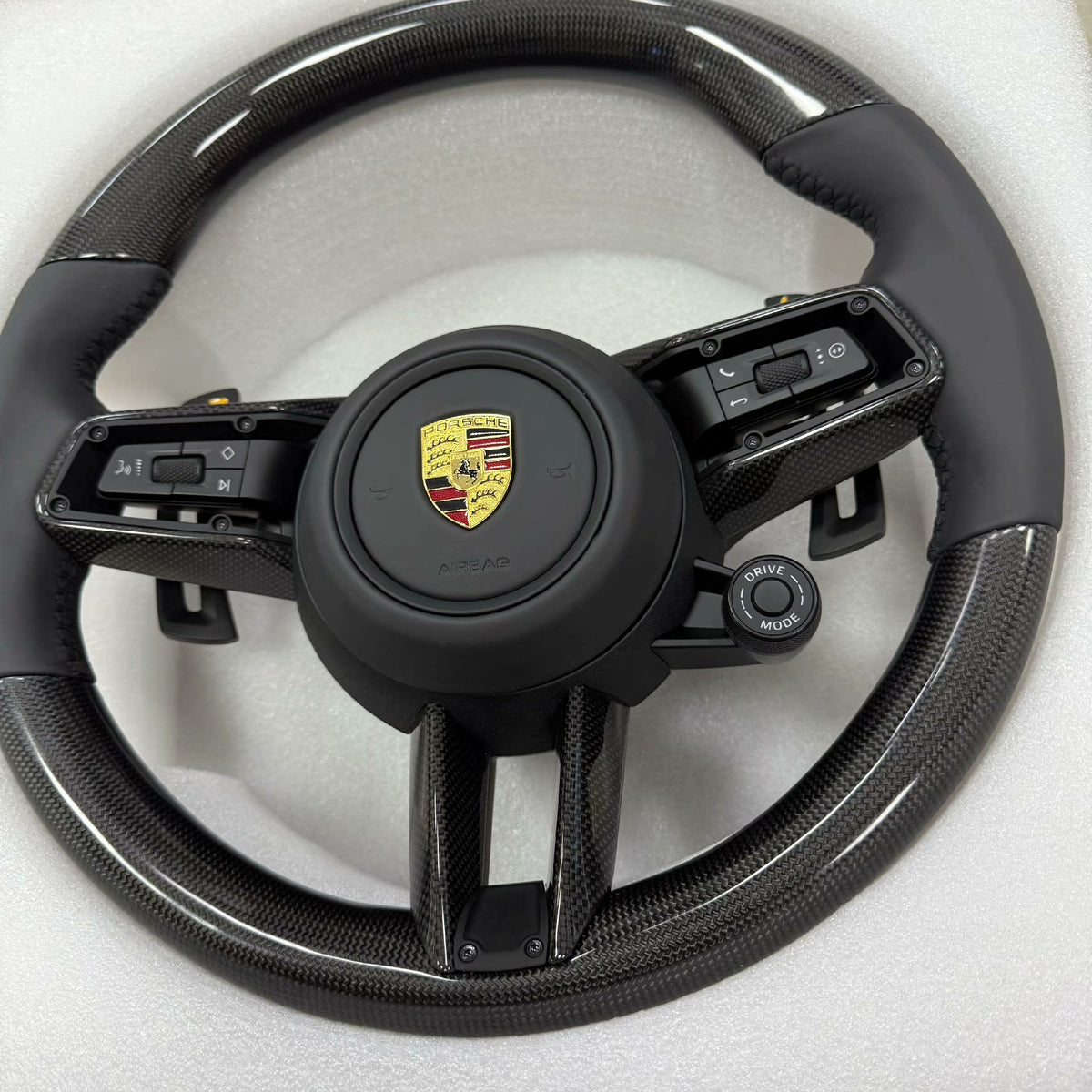 Volante Porsche Performance en Fibra de Carbono y Cuero Negro con Levas, Multifunción y Drive Mode