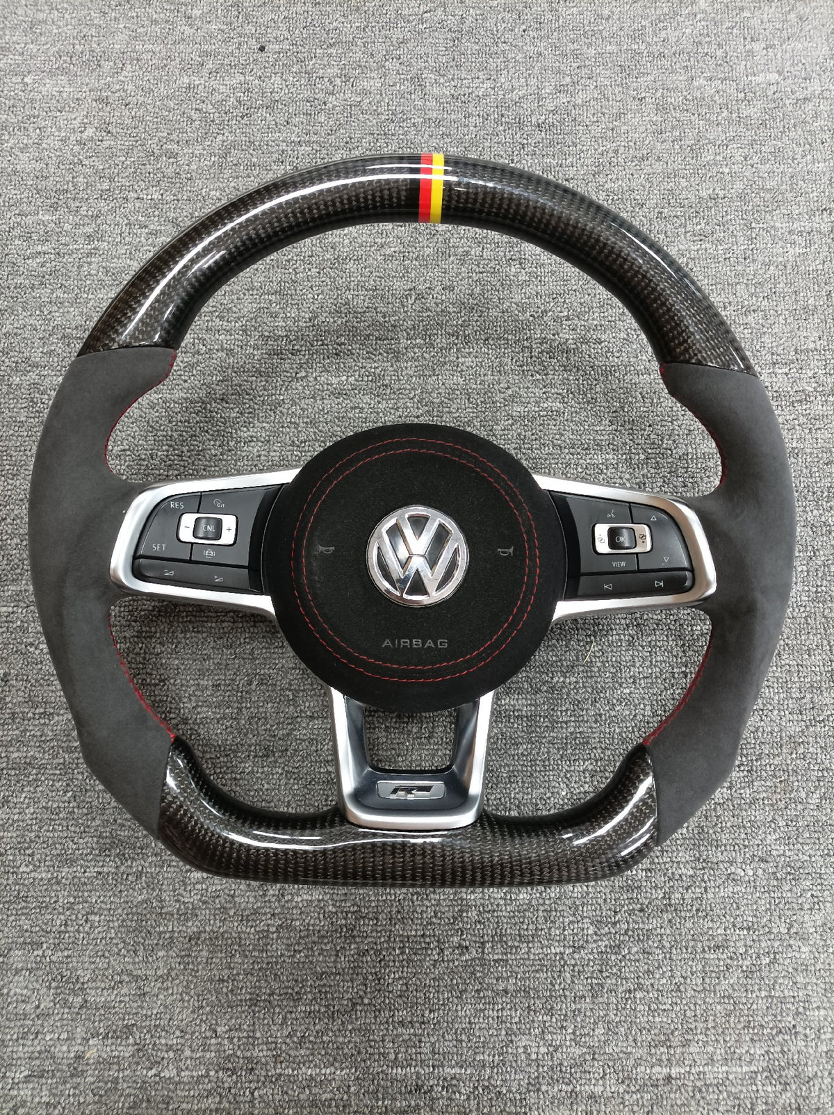 Volante Volkswagen R de Carbono y Alcántara | Doble Achatado, Costuras Rojas, Mandos Multifunción y Airbag