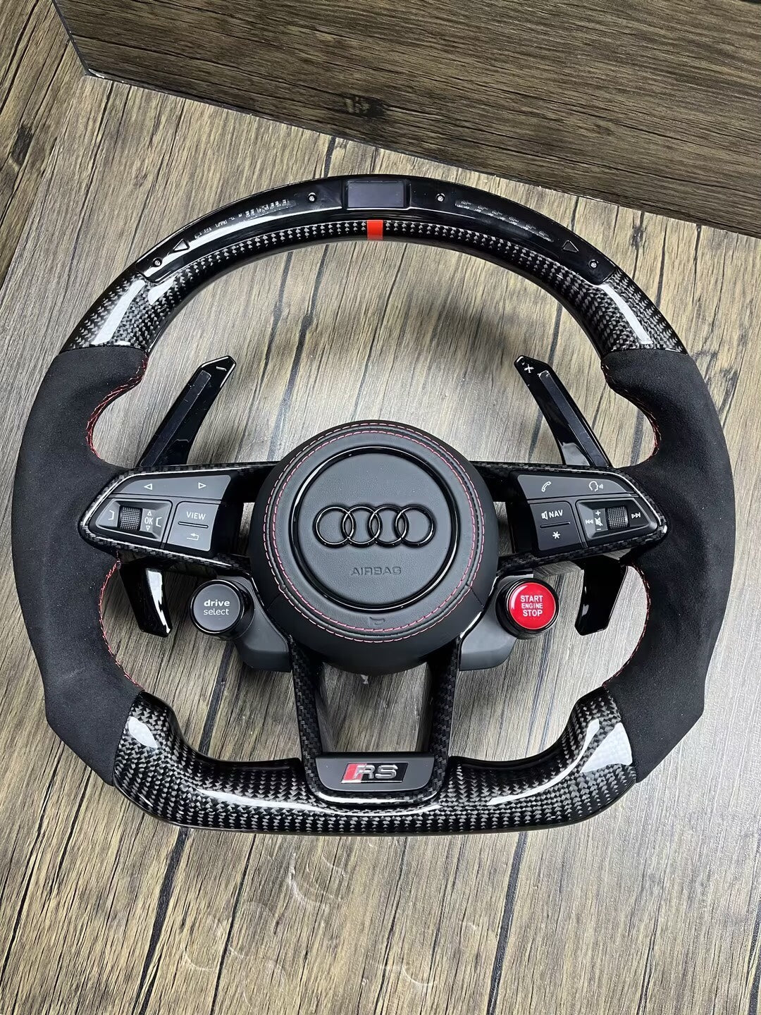 Volante Audi RS Performance en Fibra de Carbono con Pantalla, Alcantara Negra, Levas y Multifunción