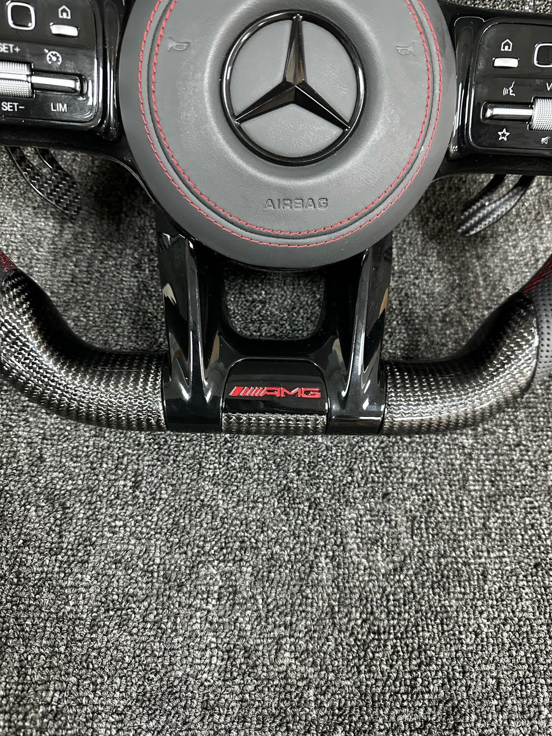 Volante Mercedes-AMG Deportivo en Fibra de Carbono y Piel Perforada | Costuras Rojas, Marcador Central, Levas y Mandos Multifunción