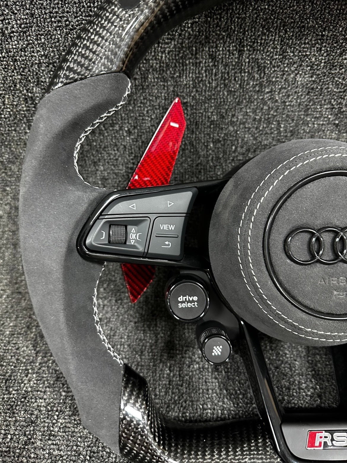 Volante Audi RS Performance en Fibra de Carbono y Alcantara con Levas Rojas, Pantalla LED,  Multifunción y Drive Select