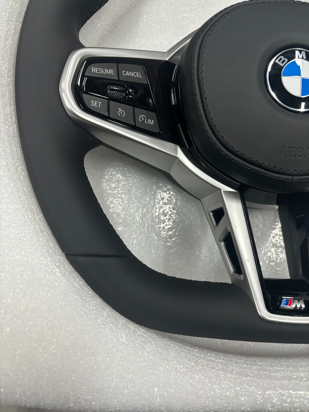 Volante BMW M Deportivo en Piel Negra | Fondo Plano, Mandos Multifunción, Detalles Plateados y Airbag