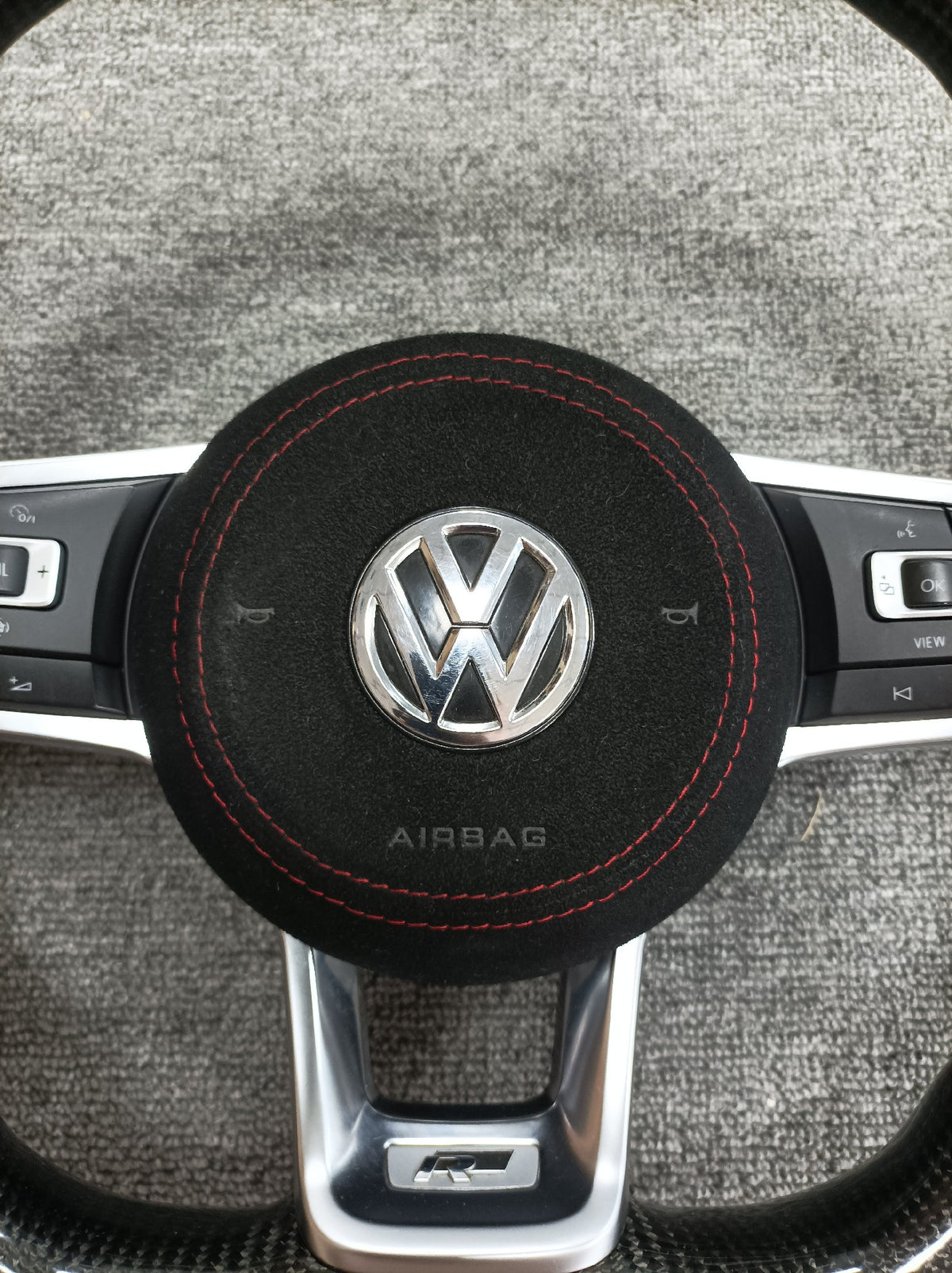Volante Volkswagen R de Carbono y Alcántara | Doble Achatado, Costuras Rojas, Mandos Multifunción y Airbag