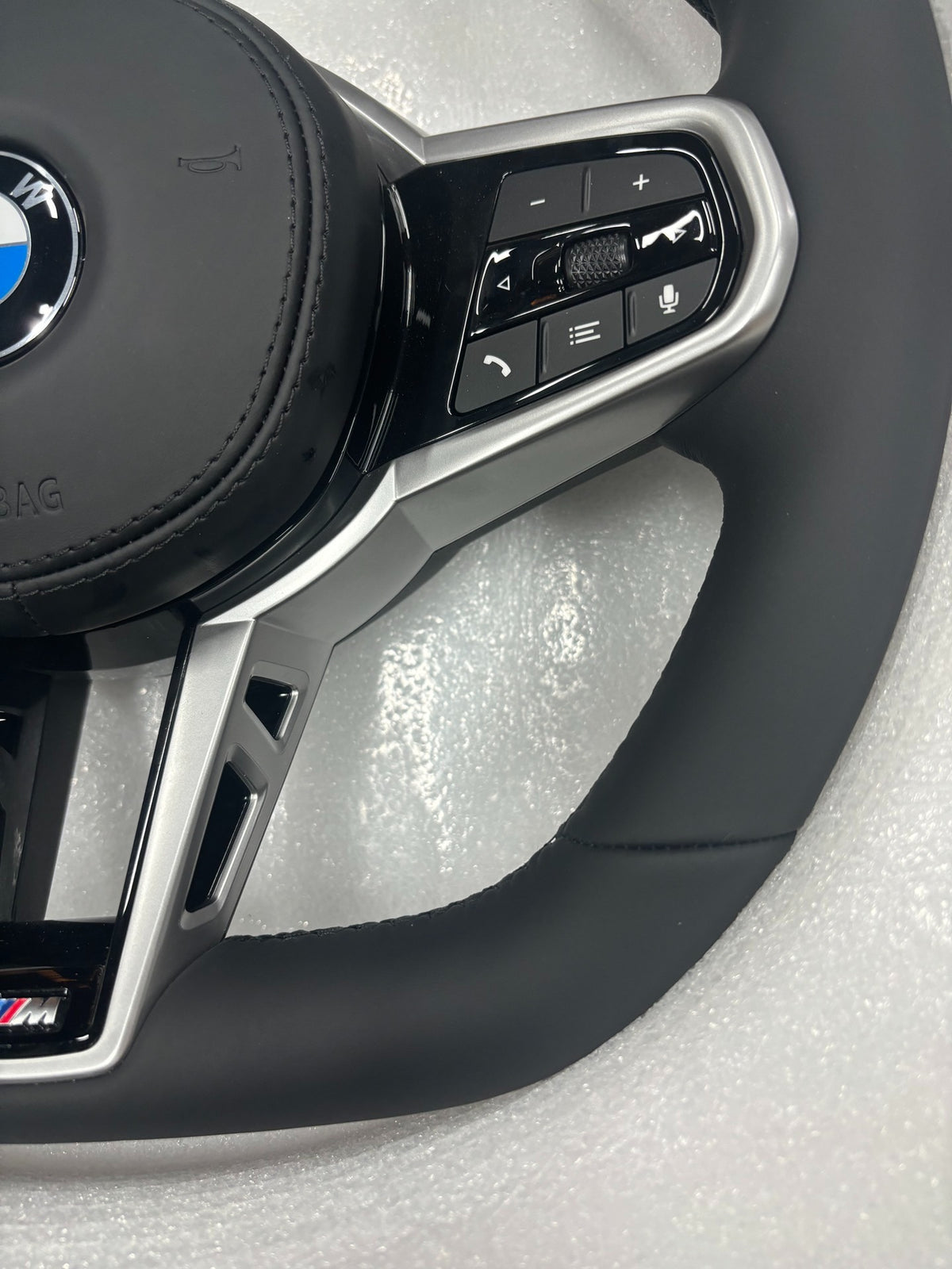 Volante BMW M Deportivo en Piel Negra | Fondo Plano, Mandos Multifunción, Detalles Plateados y Airbag