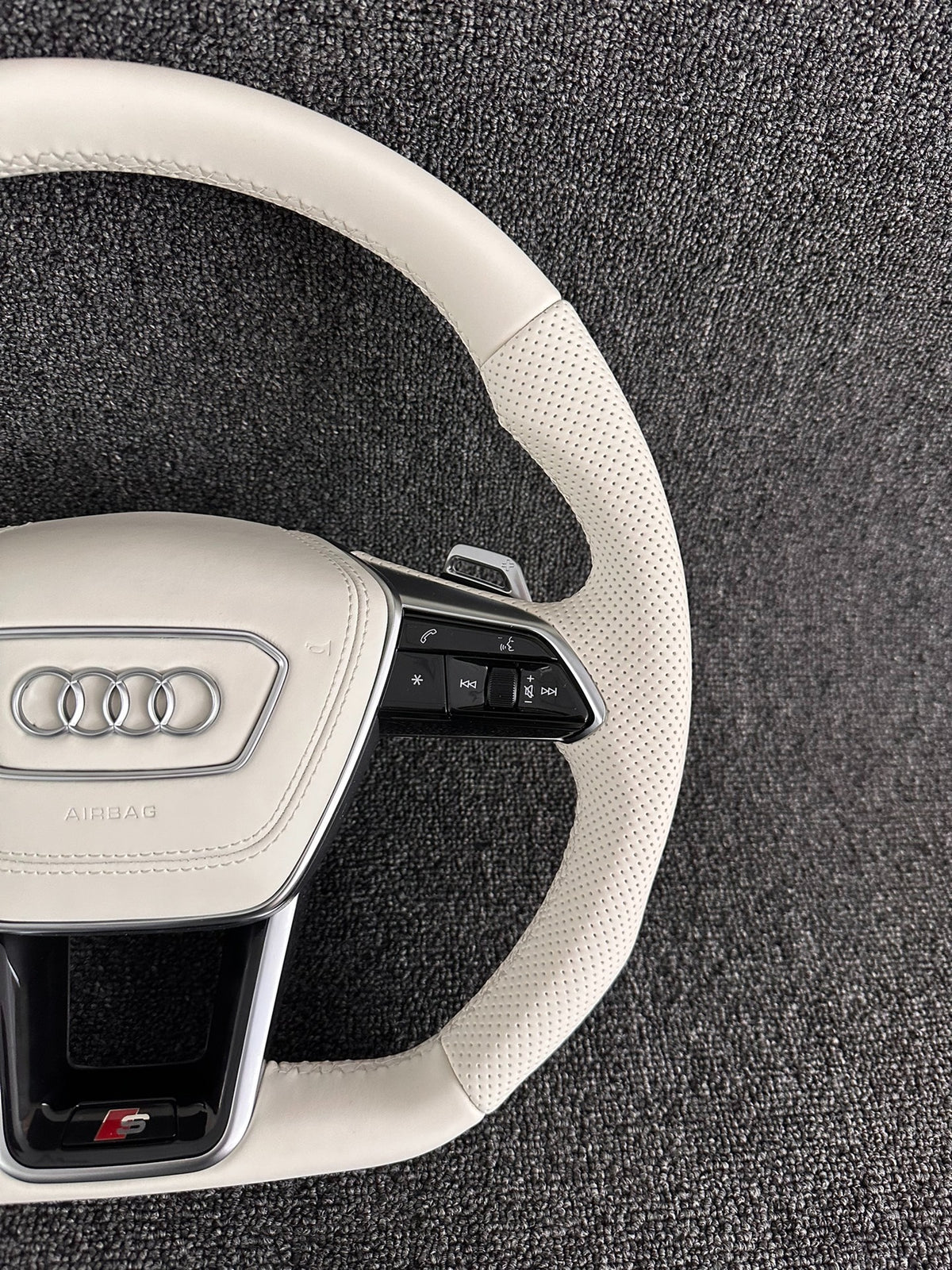 Volante Audi S Deportivo en Piel Color Marfil | Mandos Multifunción, Levas de Cambio, Fondo Plano y Airbag