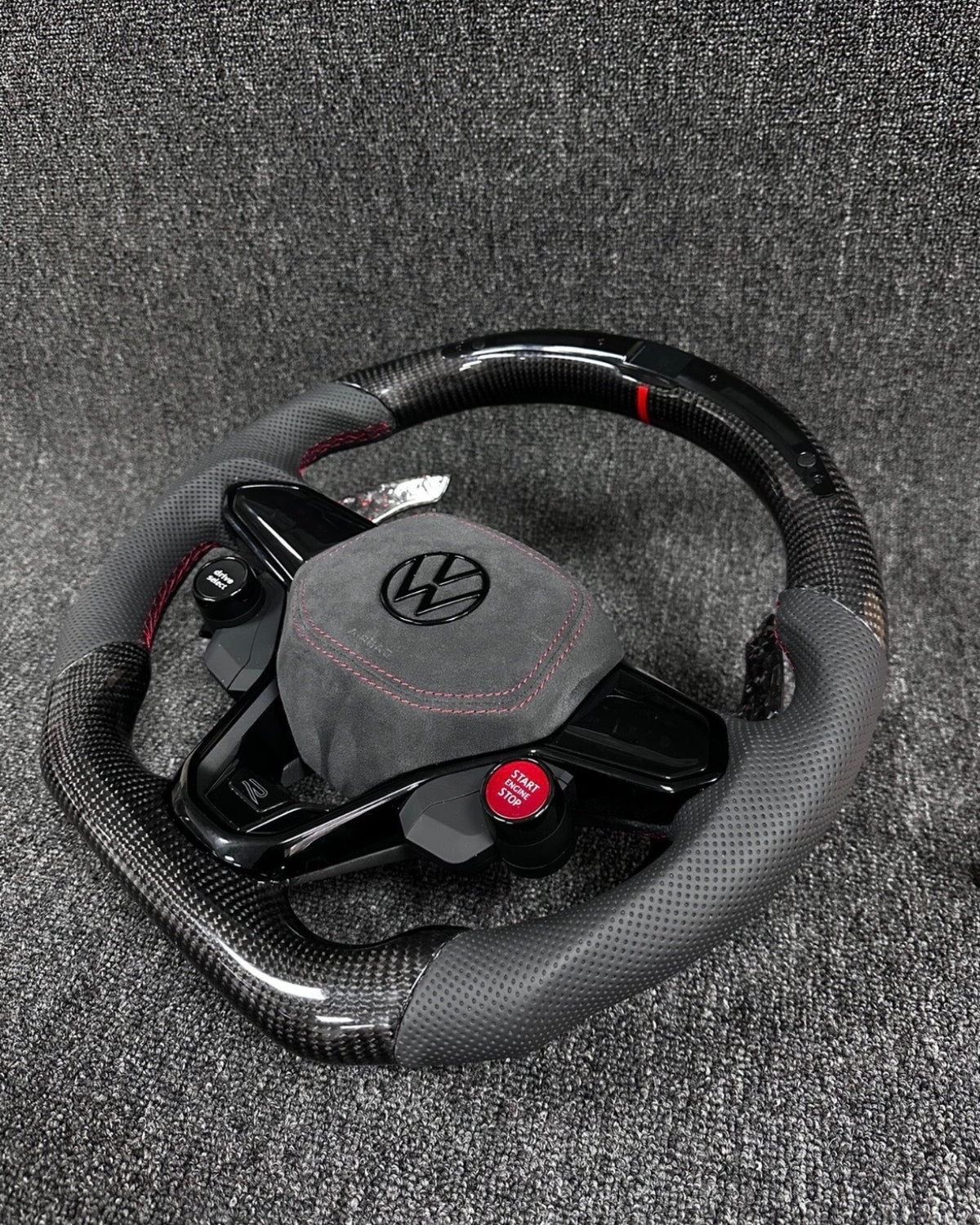 Volante Volkswagen R Deportivo en Fibra de Carbono y Cuero Gris Perforado | Display LED, Levas de Carbono, Drive Select, Start Engine Stop y Airbag
