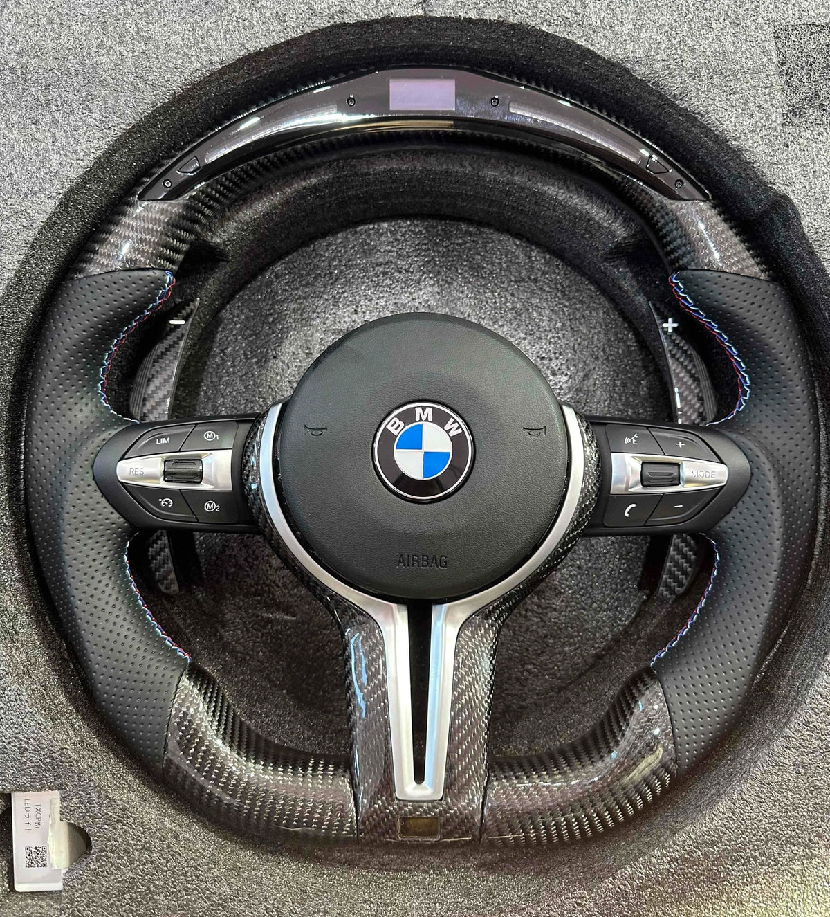 Volante BMW M Performance en Fibra de Carbono y Cuero Perforado con Race Display, M1/M2 y Levas