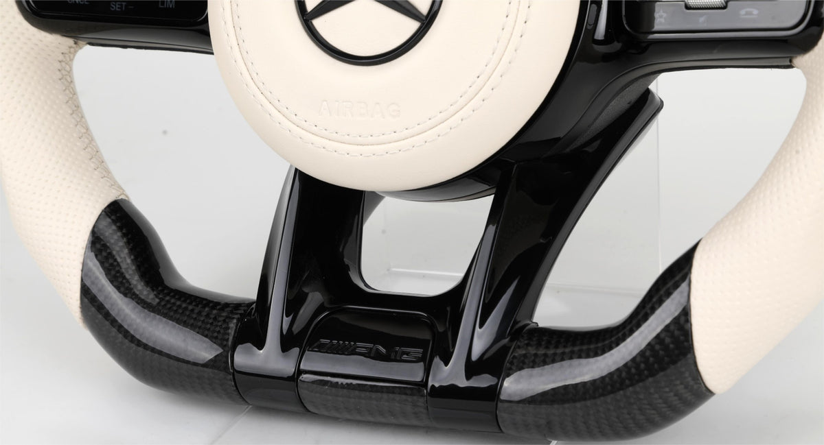 Volante Mercedes-AMG Performance en Fibra de Carbono y Cuero Blanco Perforado con Levas, Multifunción y Race Display