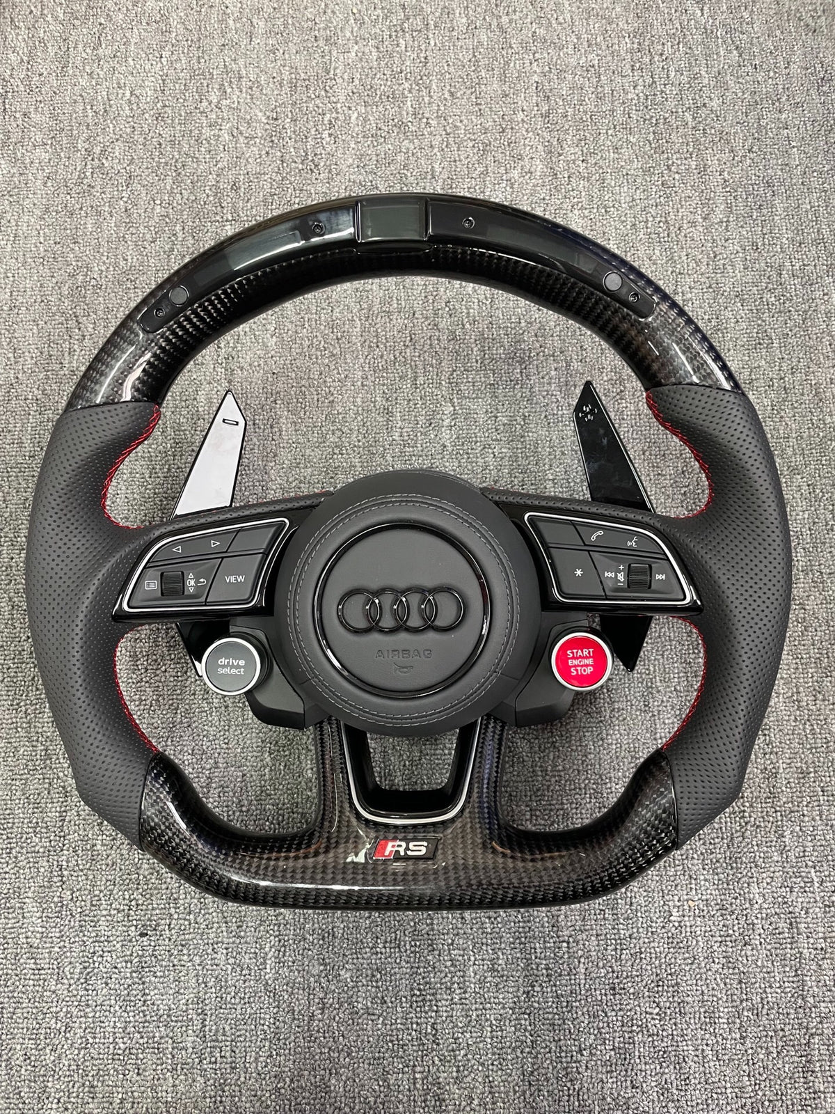 Volante Audi RS Performance en Fibra de Carbono, Cuero Perforado con Levas, Multifunción, Drive Select y Start/Stop