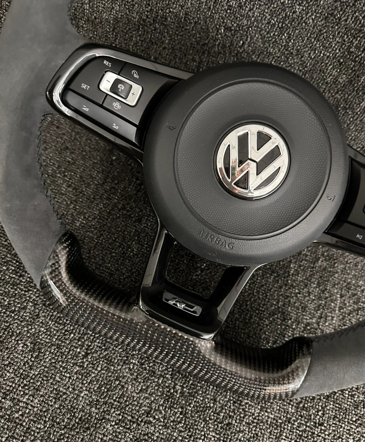 Volante Volkswagen R Performance en Fibra de Carbono y Alcantara con Levas, Multifunción y Emblema R