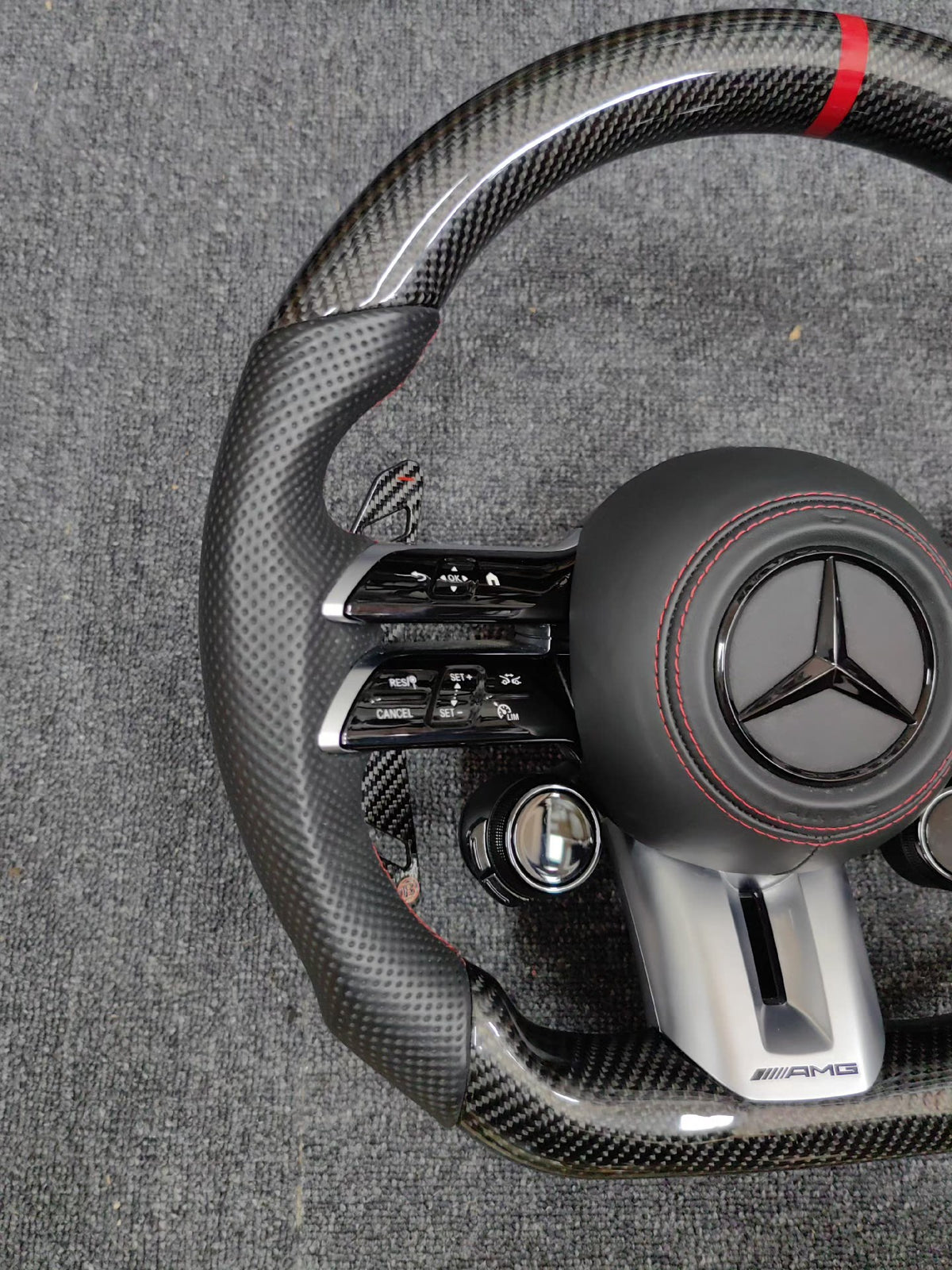 Volante Mercedes-AMG Performance en Fibra de Carbono con Microfibra Perforada, Levas y Multifunción