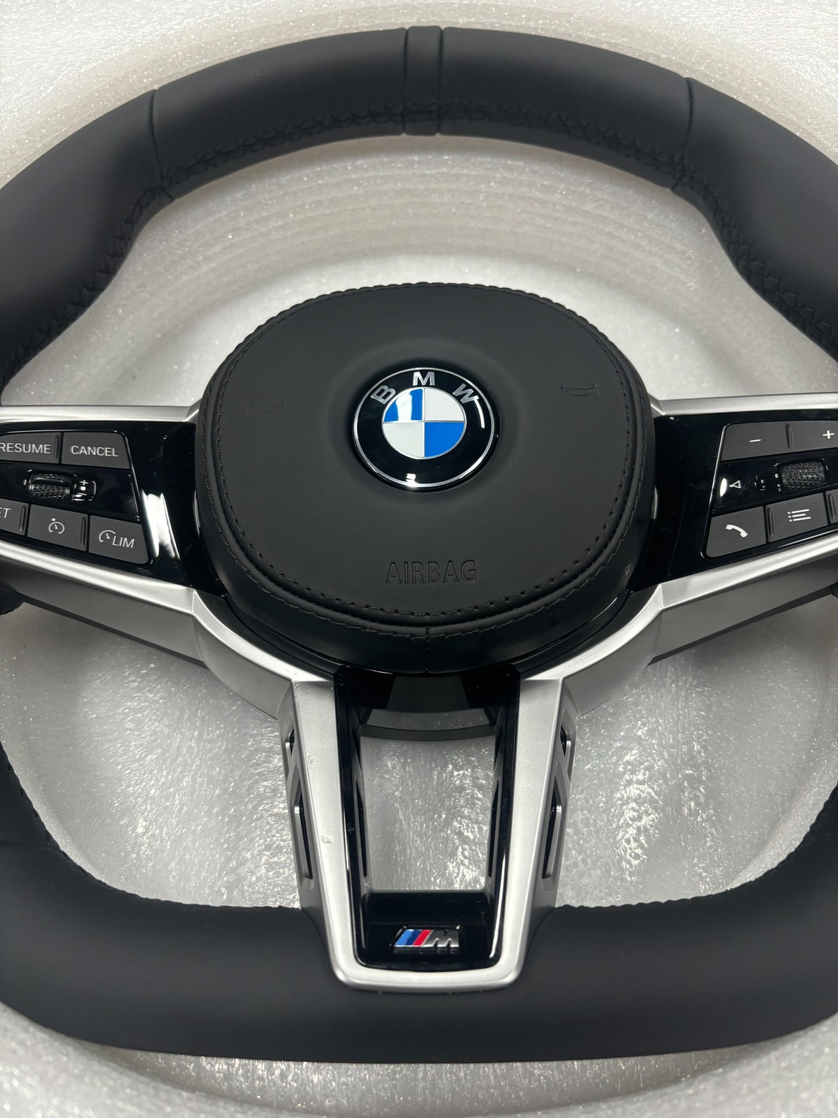 Volante BMW M Deportivo en Piel Negra | Fondo Plano, Mandos Multifunción, Detalles Plateados y Airbag