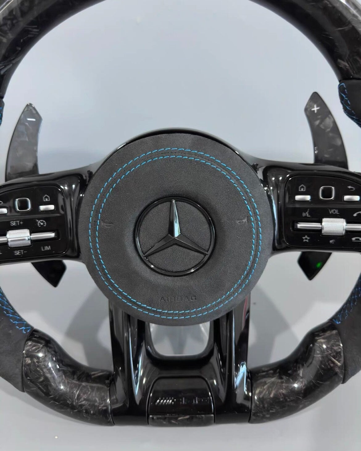 Volante Deportivo Mercedes-AMG de Carbono Forjado y Alcántara con Costura Azul, Levas y Airbag Incluido