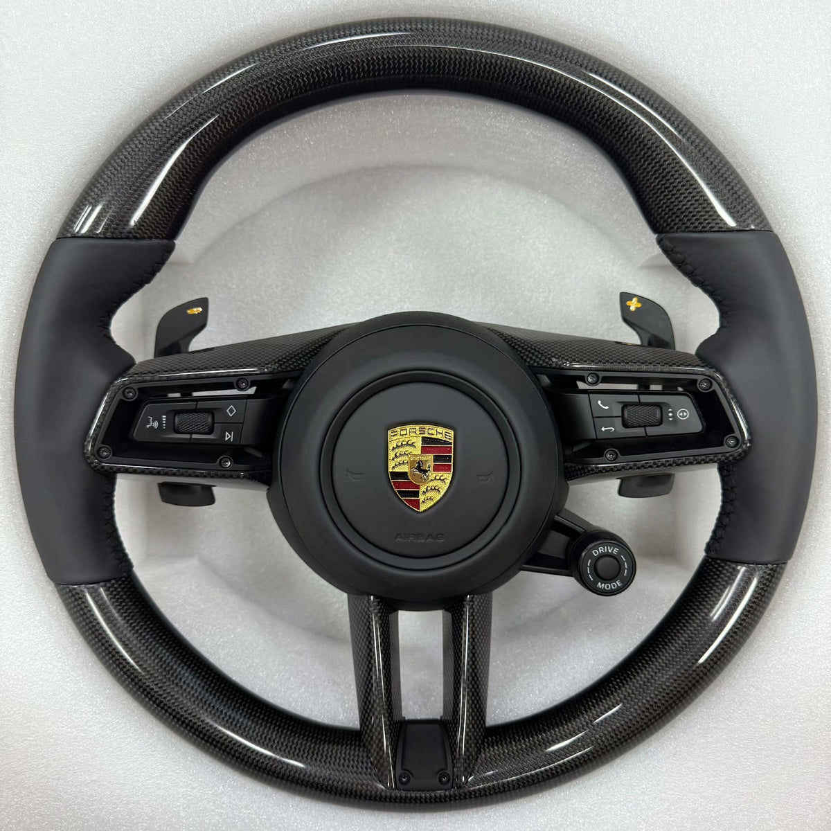 Volante Porsche Performance en Fibra de Carbono y Cuero Negro con Levas, Multifunción y Drive Mode