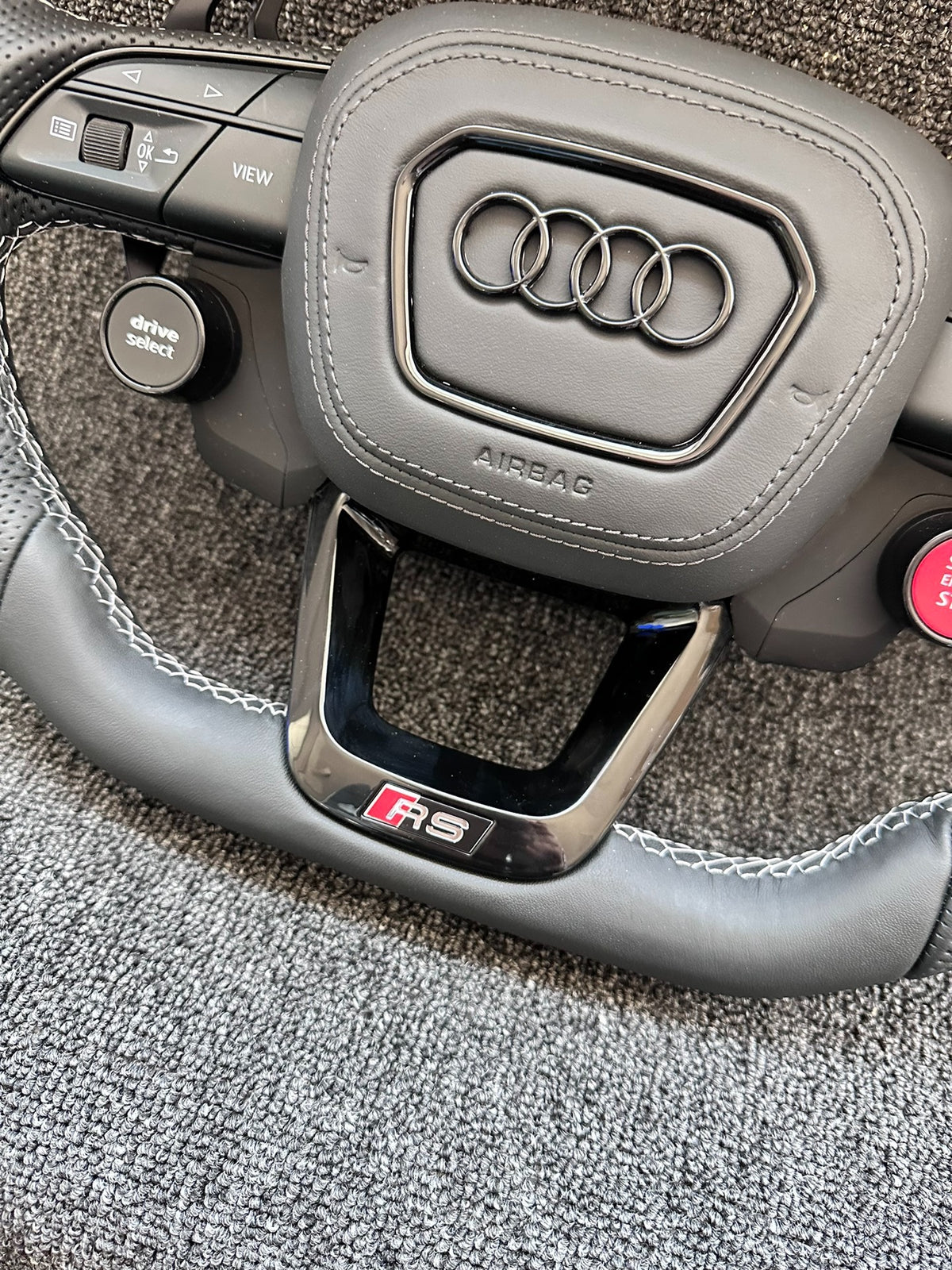 Volante Deportivo Audi RS de Cuero Negro Perforado con Drive Select, Start Engine Stop, Levas y Airbag Incluido