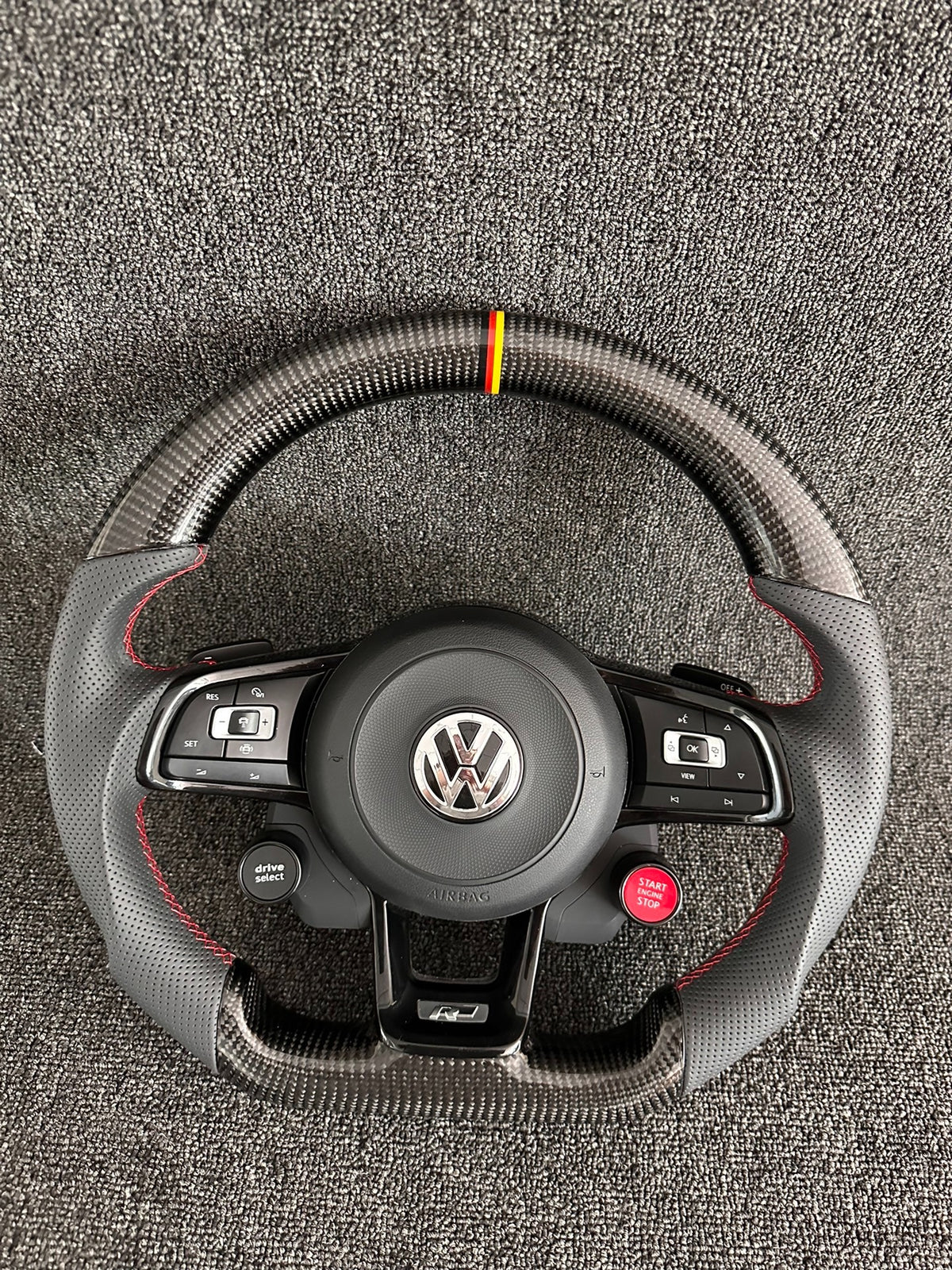 Volante Volkswagen R Deportivo en Carbono y Cuero Perforado | Costuras Rojas, Levas, Drive Select, Start/Stop, Fondo Plano y Airbag