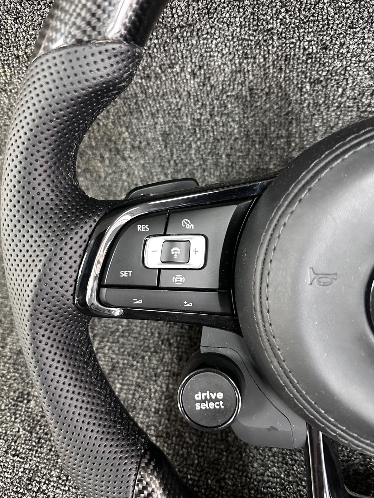 Volante Volkswagen Deportivo en Fibra de Carbono y Cuero Perforado | Display LED, Levas, Drive Select, Start Engine Stop, Multifunción y Airbag