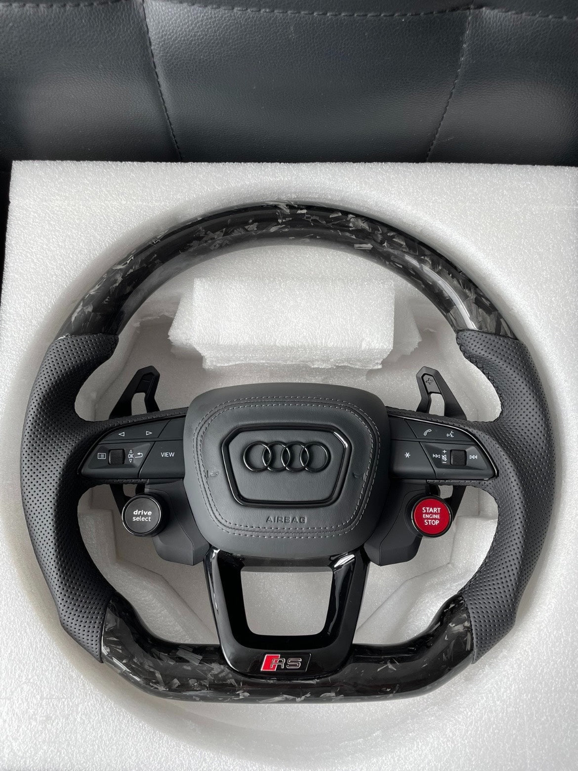 Volante Audi RS en Fibra de Carbono y Cuero Perforado con Levas, Multifunción y Controles Drive Select