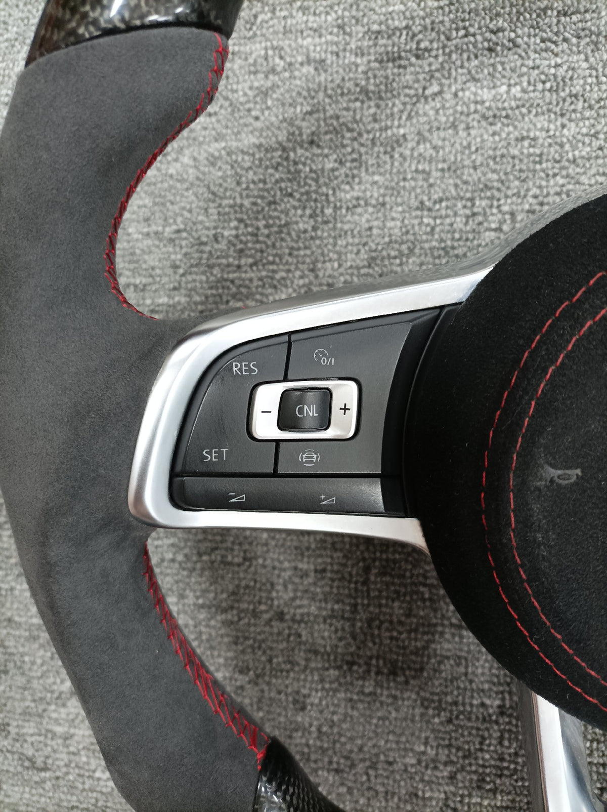 Volante Volkswagen R de Carbono y Alcántara | Doble Achatado, Costuras Rojas, Mandos Multifunción y Airbag
