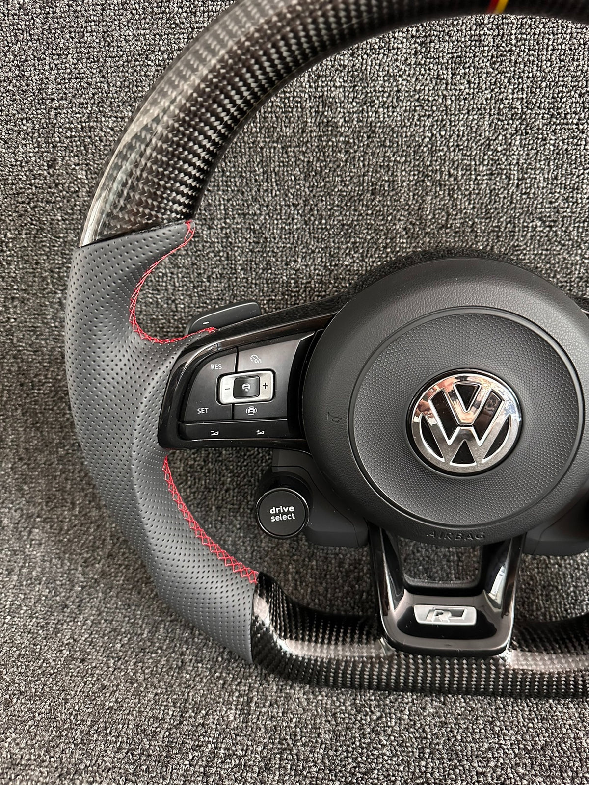Volante Volkswagen R Deportivo en Carbono y Cuero Perforado | Costuras Rojas, Levas, Drive Select, Start/Stop, Fondo Plano y Airbag