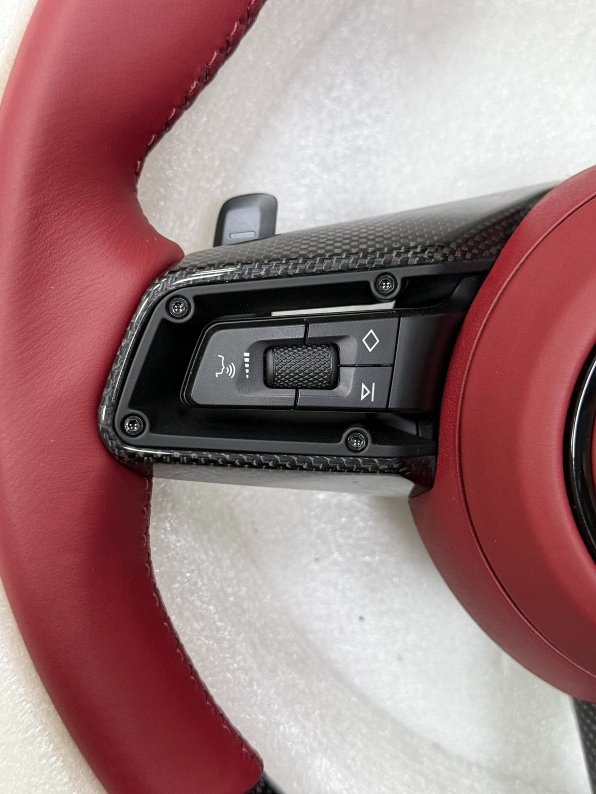 Volante Deportivo Porsche en Fibra de Carbono y Piel Roja con Levas y Controles Multifunción