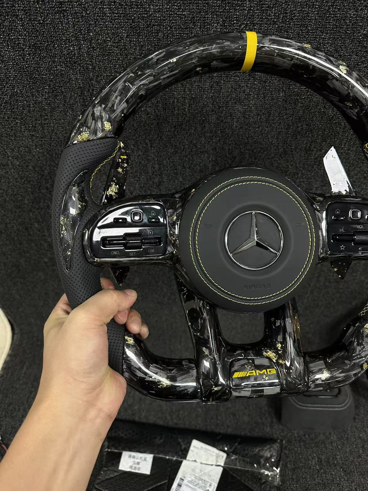 Volante Mercedes-AMG Performance en Fibra de Carbono, Microfibra Perforada, Levas y Costuras Amarillas