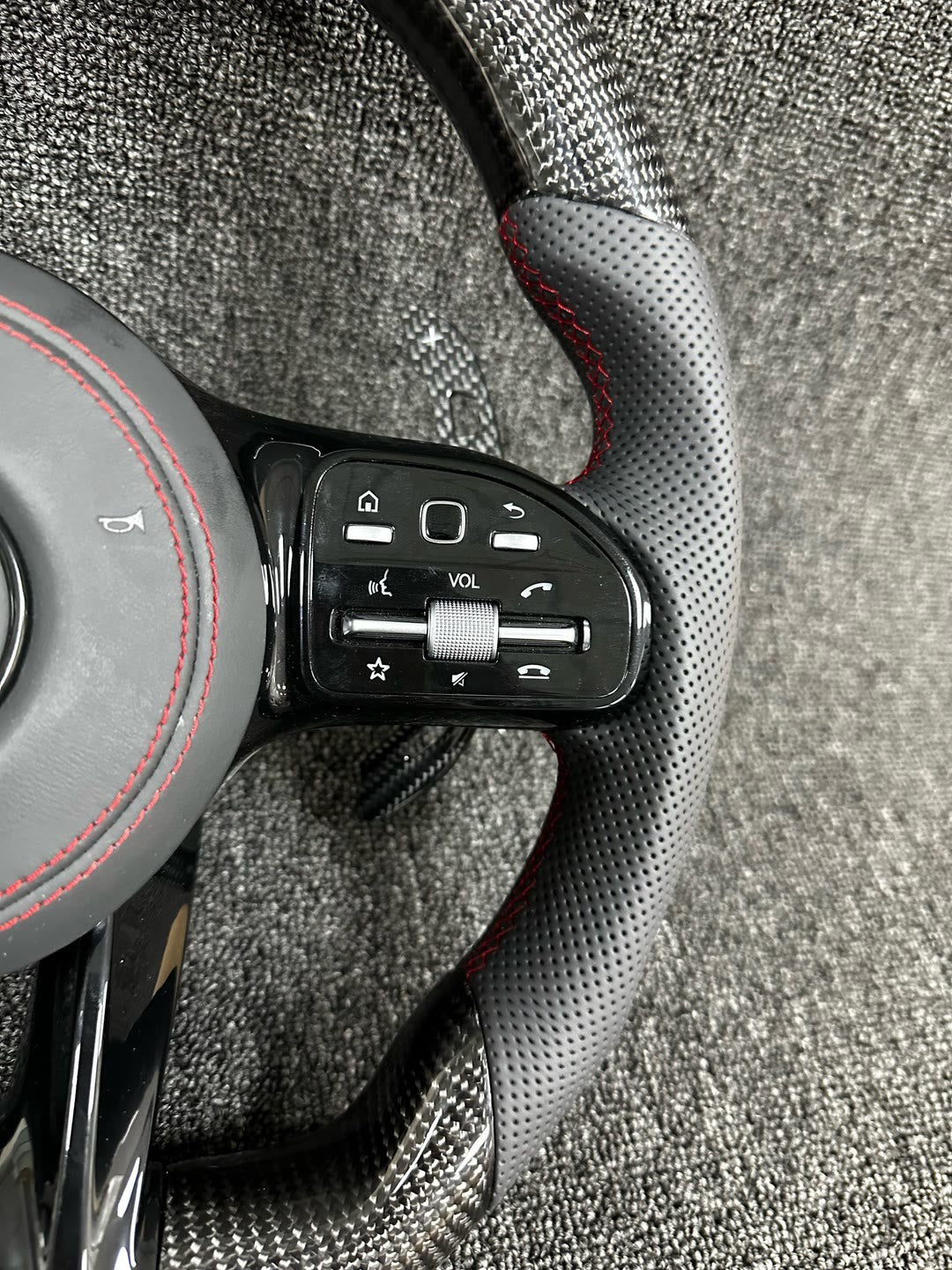Volante Mercedes-AMG Deportivo en Fibra de Carbono y Piel Perforada | Costuras Rojas, Marcador Central, Levas y Mandos Multifunción