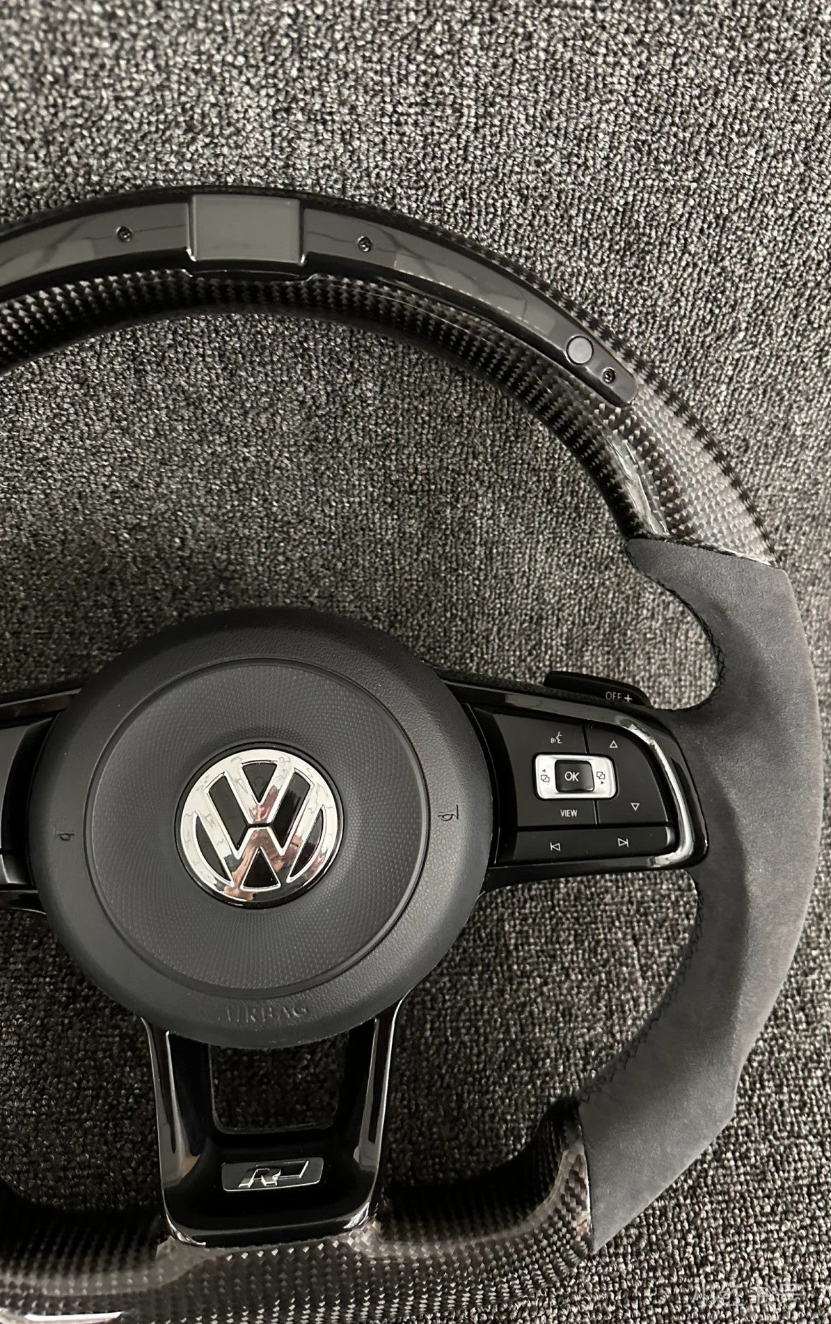 Volante Volkswagen R Performance en Fibra de Carbono y Alcantara con Levas, Multifunción y Emblema R