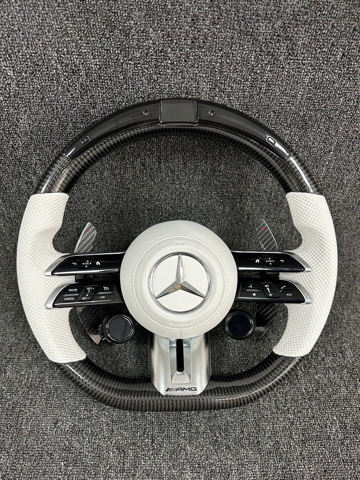 Volante Mercedes-AMG Deportivo en Fibra de Carbono y Cuero Blanco Perforado | Display LED, Levas de Carbono, Controles AMG, Multifunción y Airbag